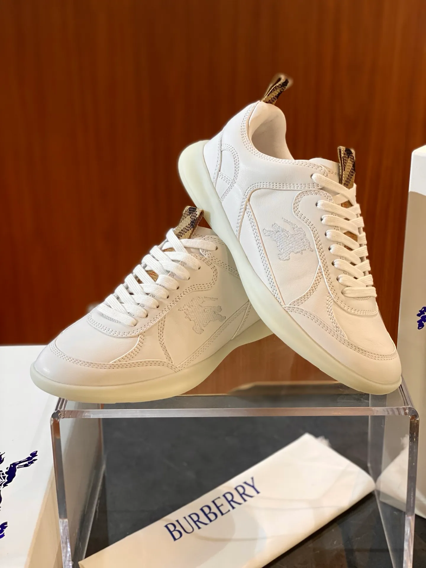 Men's men's shoes💰p420 "Burber＊" SU25 new MATRIX retro sneakers in calfskin. The main style of the summer fashion show is retro and casual, lightweight and comfortable. Burberry made its debut at the brand's 2025 summer fashion show. Made of refined Italian leather with tonal topstitching details, it's inspired by sporty design. Paired with lightweight soles and Burberry check sneakers, they are embellished with embroidery of the brand's Equestrian Knight logo (EKD). - Lace-up design - EKD embroidery on the side - EKD embroidery on the sole Size 38-44